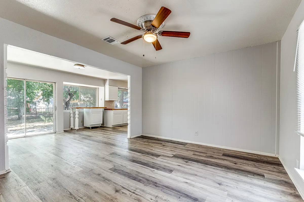 Building Photo - 827 Spring Park Dr