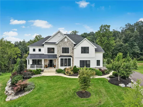2505 Stonewall Dr, Center Valley, PA 18034