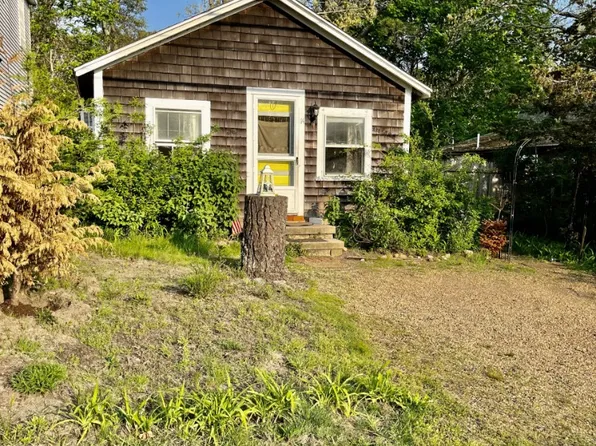 14 Pacific Ave, Oak Bluffs, MA 02557