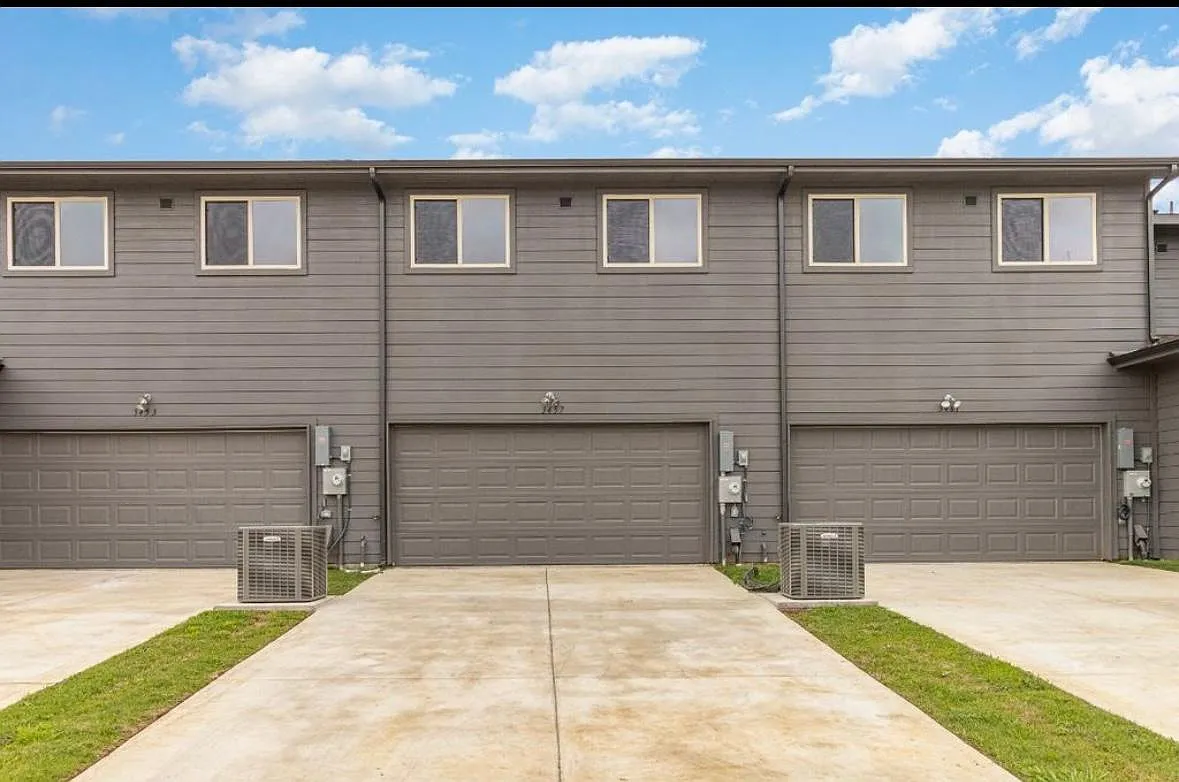 Building Photo - 3413 Solana Cir