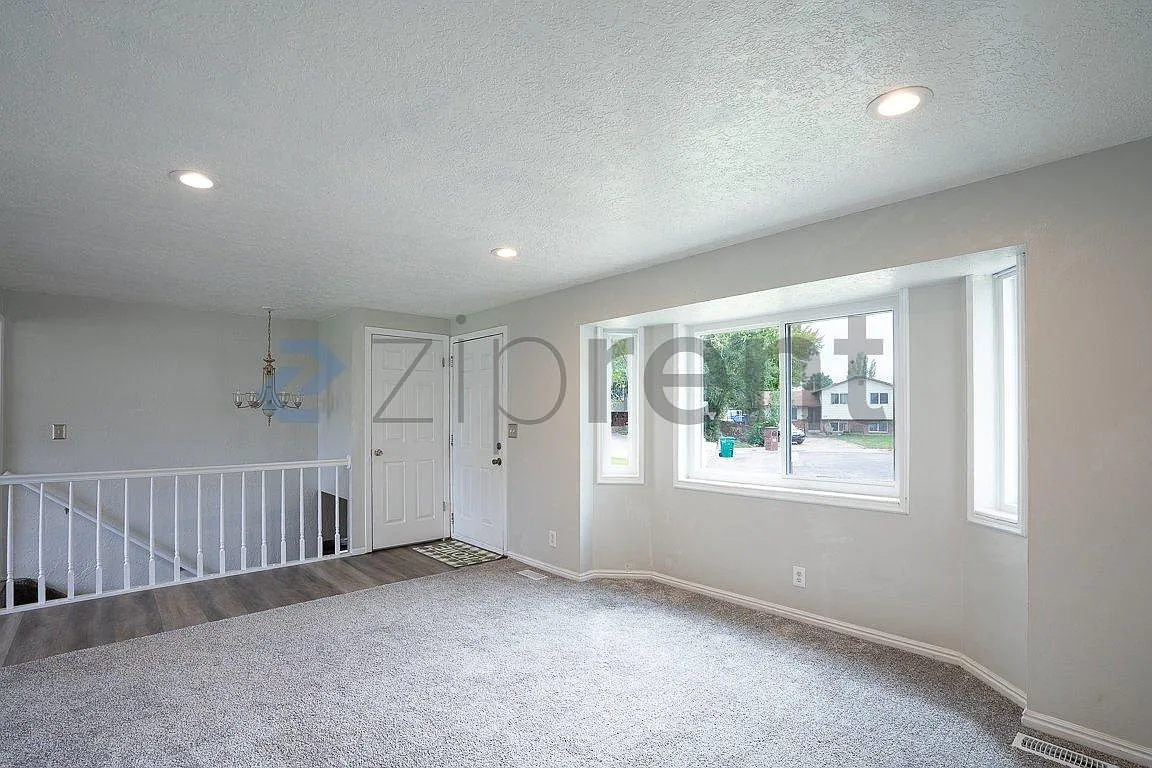 6 bed, 2398 sqft, $3,000 — Photo 4