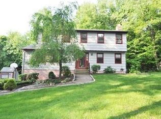28 Surrey Trl, Sandy Hook, CT 06482