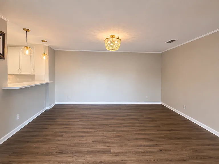 2212 Lesner Cres #202 — Photo 5