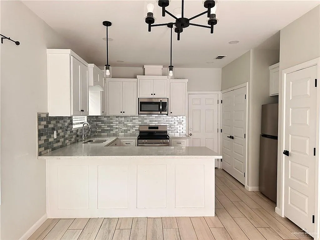 2 bed, 2.0 bath, 925 sqft, $1,200 — Photo 3