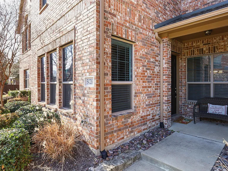 5428 Locust Dr — Photo 4