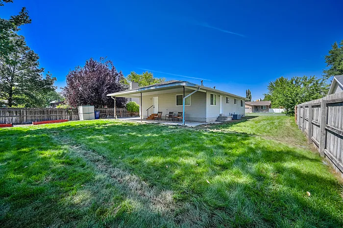 918 E Vics Rd — Photo 3