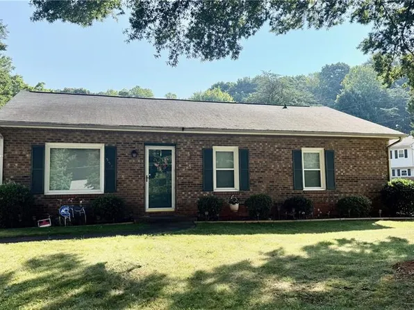 553 Heatherton Ln, Rural Hall, NC 27045