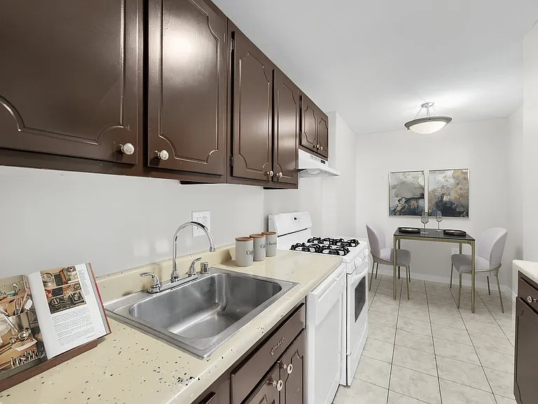 8200W Apartments — Photo 11