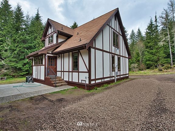 5th image of 4025 NE Kedros Dr
