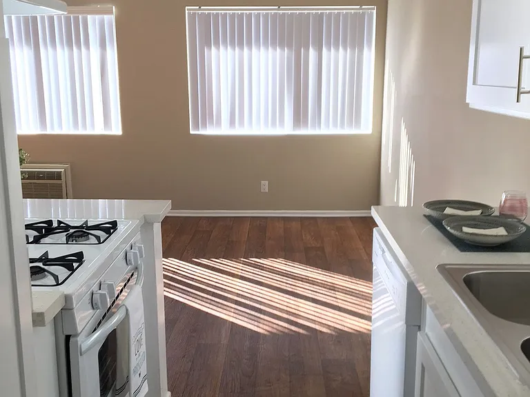Magnolia Apartments - Your Sherman Oaks Retreat! — Photo 14