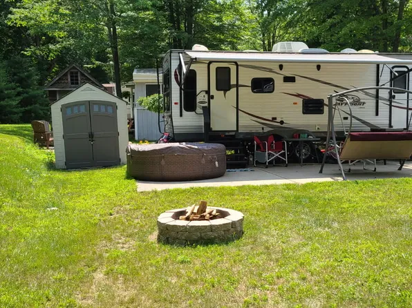 174 Sandy Oak Blvd #174, Houghton Lake, MI 48629