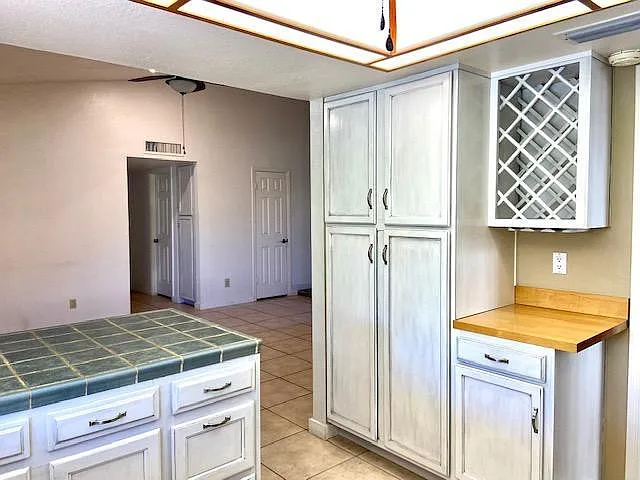 405 E Marigold Ln — Photo 6