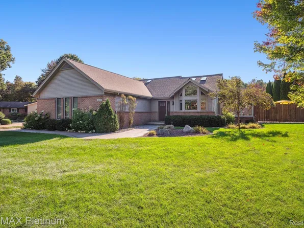5076 Forest View Ct, Brighton, MI 48116