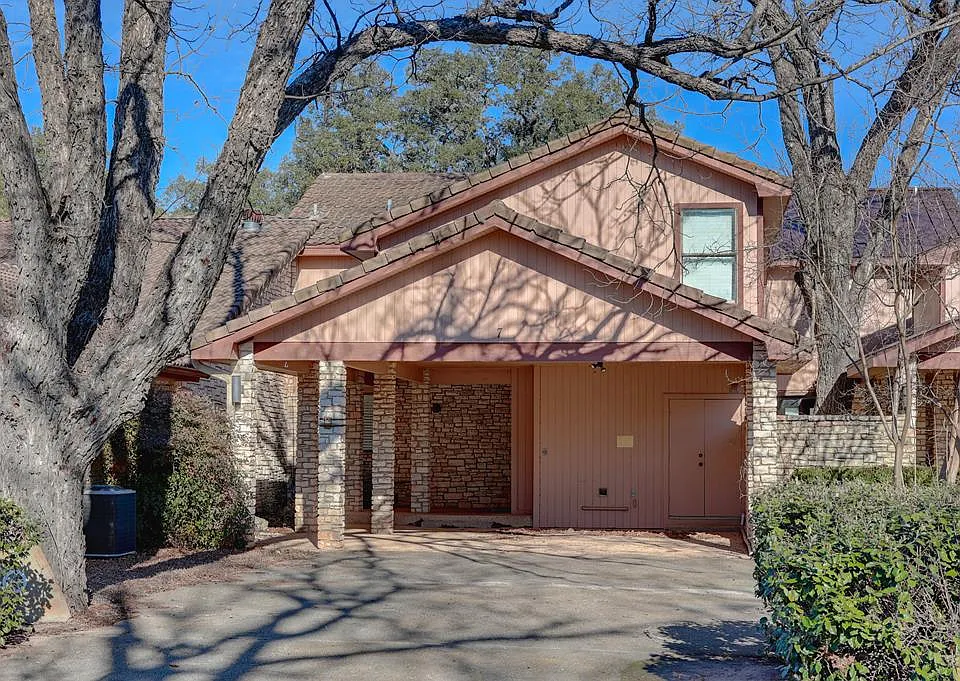 2745 Bandera Hwy