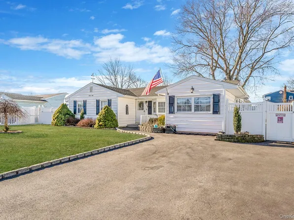 28 Pamela Lane, Selden, NY 11784