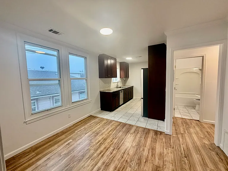 462 Milton Ave — Photo 2