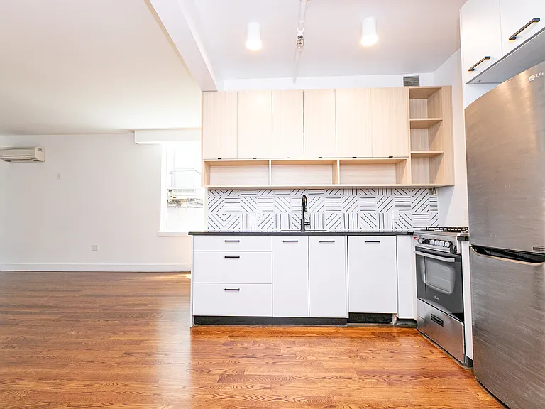 323 E 19th St #2C — Photo 6