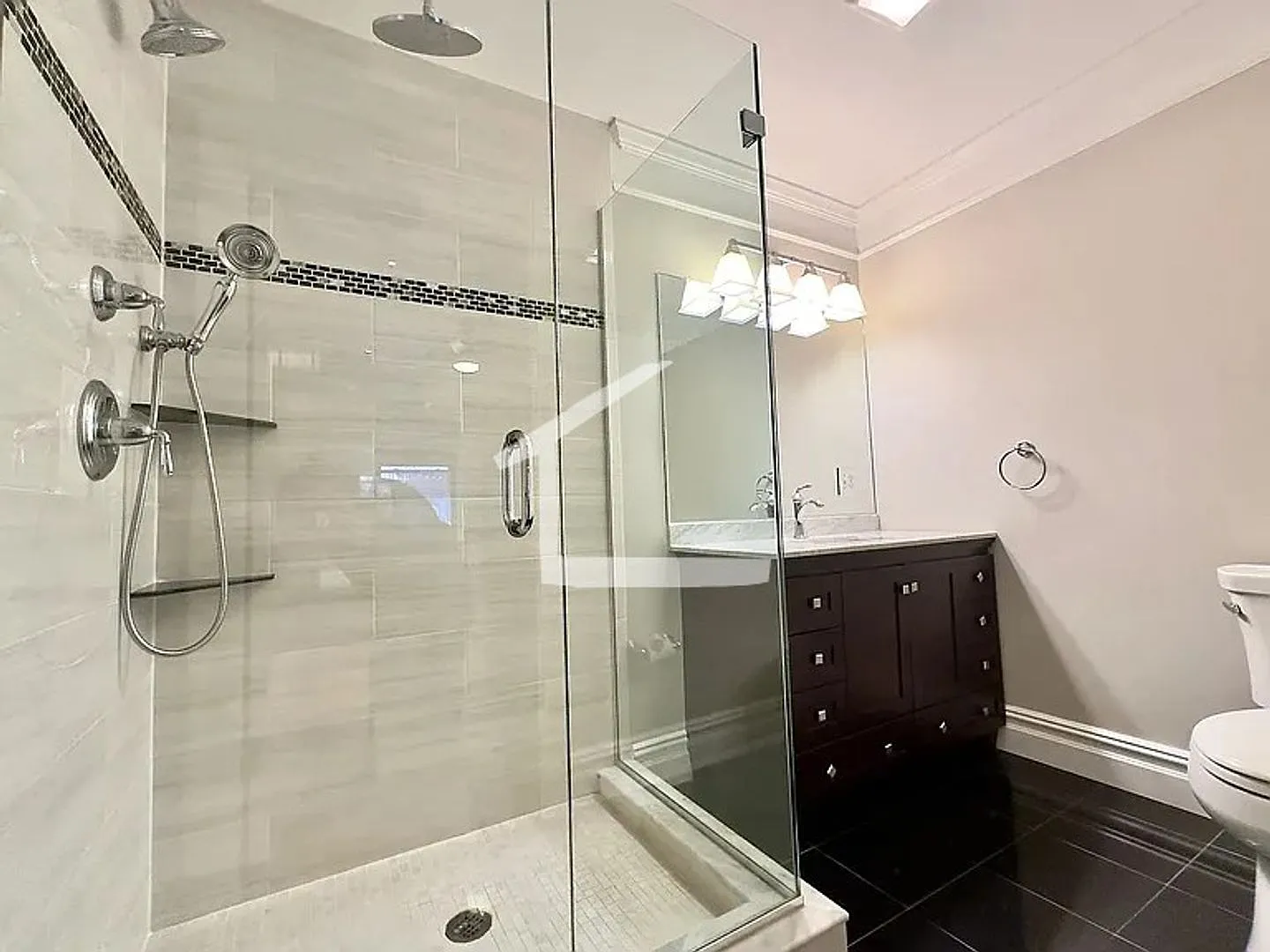 Beautifully Designed Luxury 2-Bed/2-Bath in the South End — Photo 4