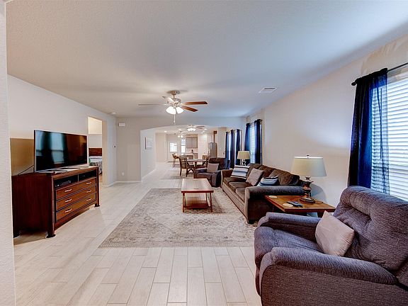 4th image of 320 Emerald Thicket Ln