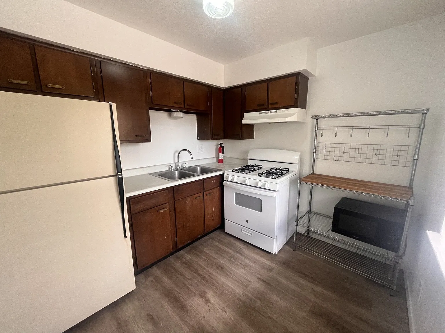 Bright 2 Bed with Utilities Included in Nob Hill — Photo 3