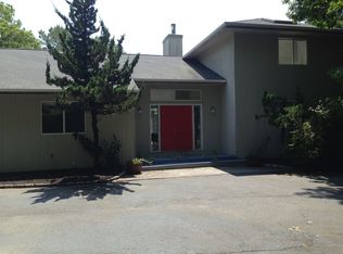 10 Jeffrey Ln, East Quogue, NY 11942