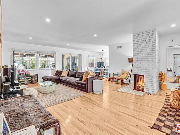 4th image of 19803 Bassett St