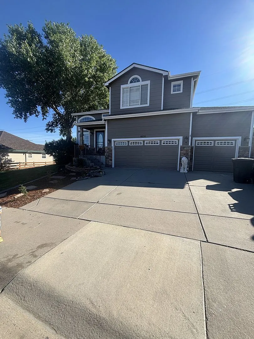 Large 4 bedroom home in Founders Village — Photo 1