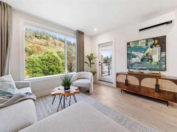 1371 Goldstream Ave #109, Langford, BC V9B 2Y5