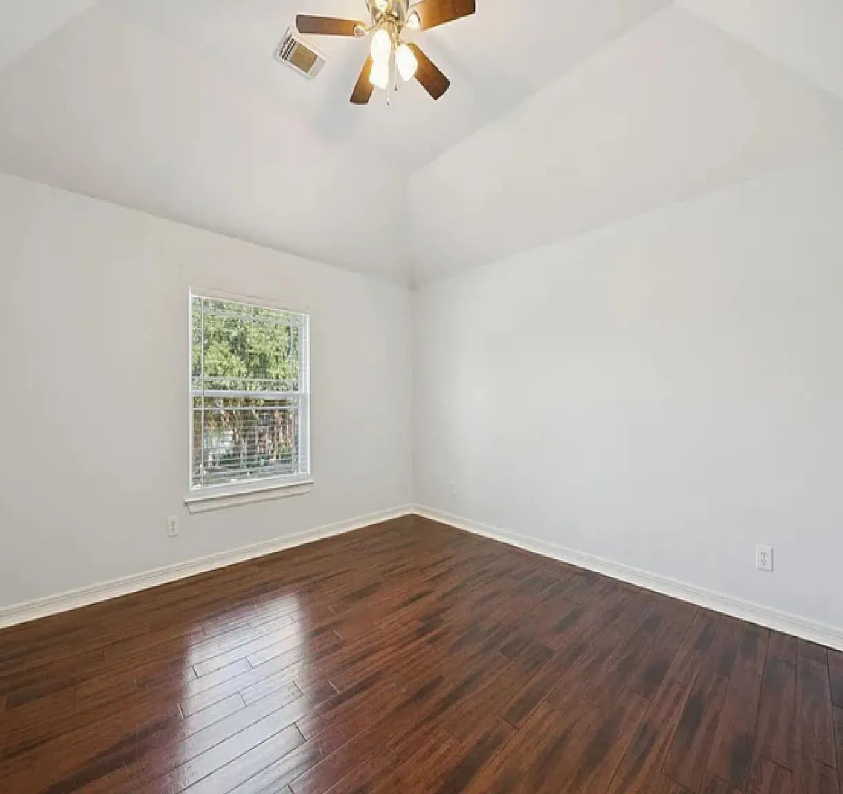 4 bed, 4488 sqft, $4,500 — Photo 1