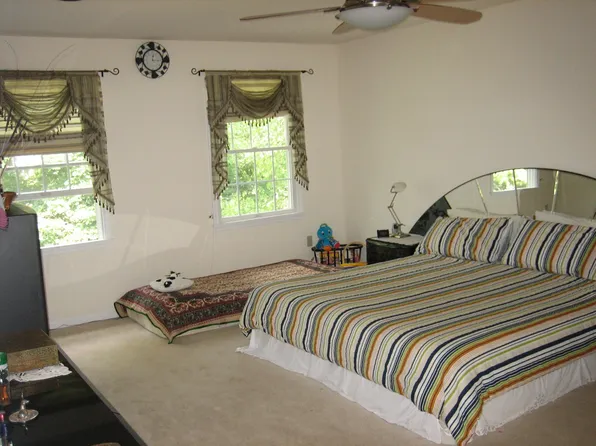 142 Lakeside Dr S, Piscataway, NJ 08854