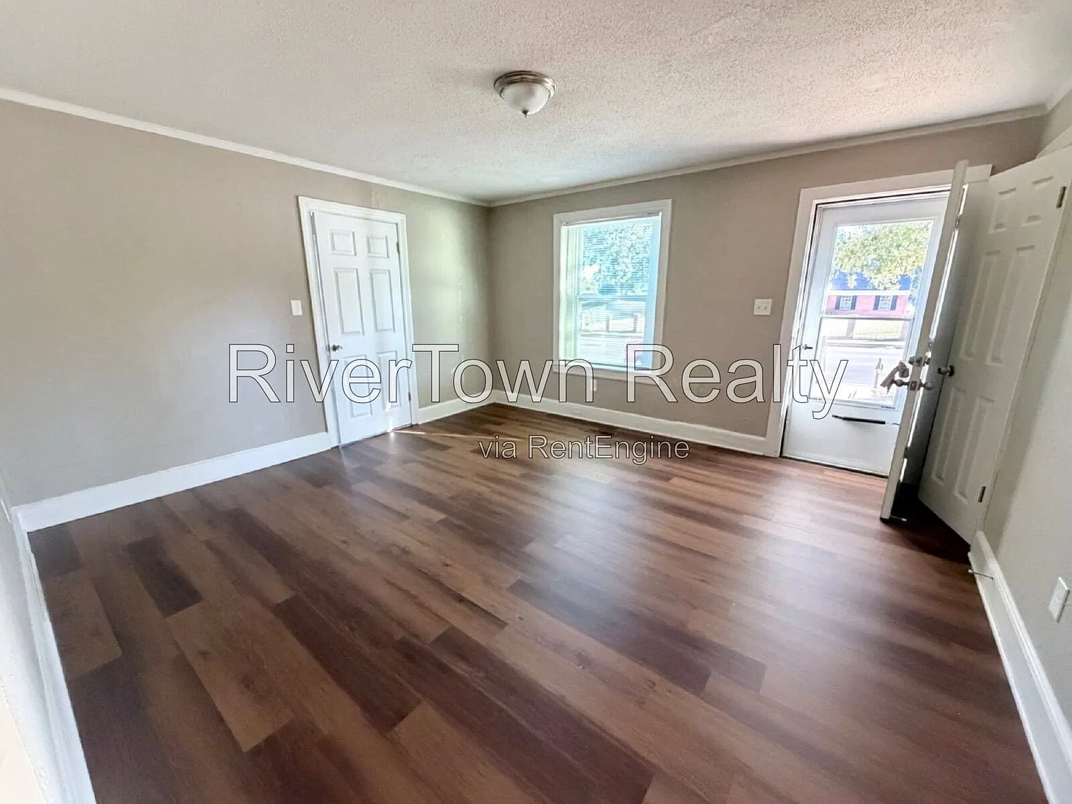 3 bed, 1.0 bath, 1290 sqft, $1,095 — Photo 2