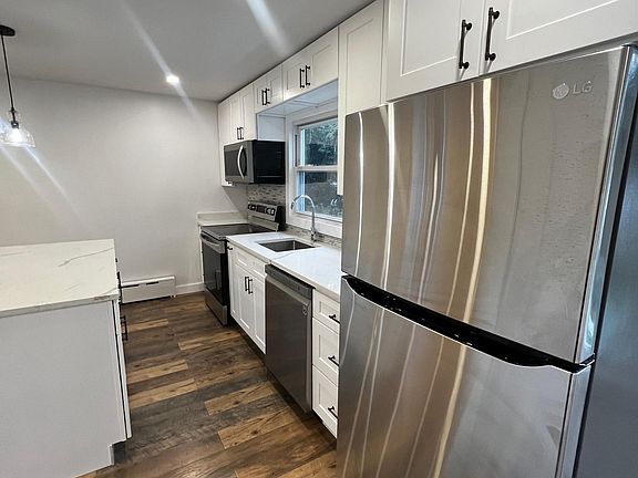 Kitchen (view 2)