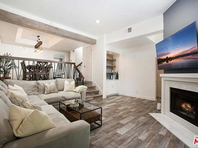 18755 Hatteras St #16 — Photo 1
