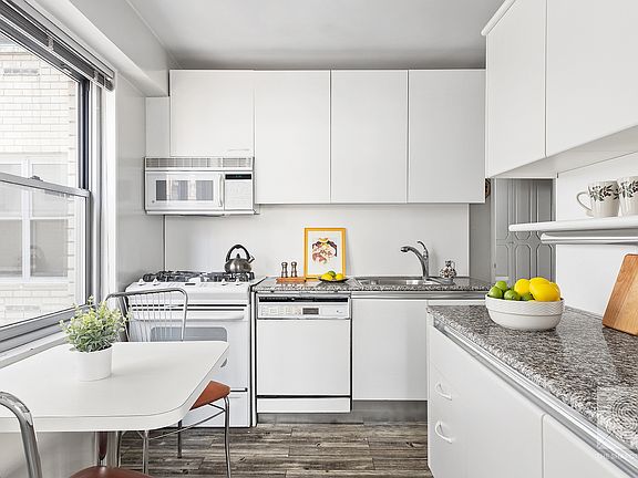 3rd image of 400 E 56th St APT 20D