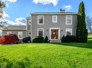 2 Woods Edge Ct, Belvidere, NJ 07823