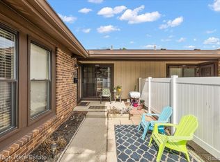 2855 Roundtree Dr #104L, Troy, MI 48083