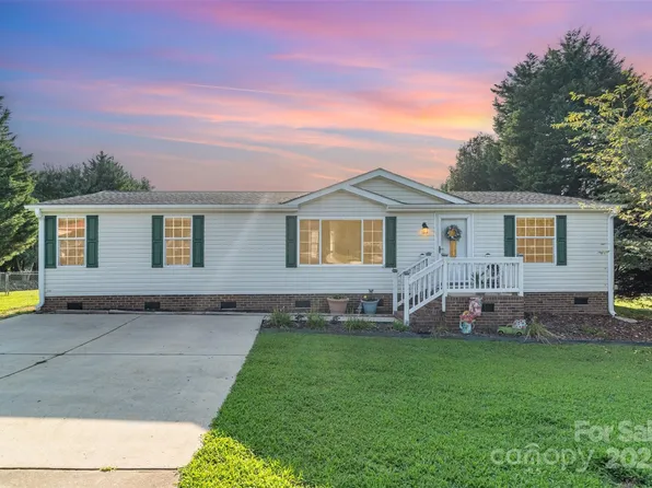 1140 Peppertree Dr, Mount Holly, NC 28120