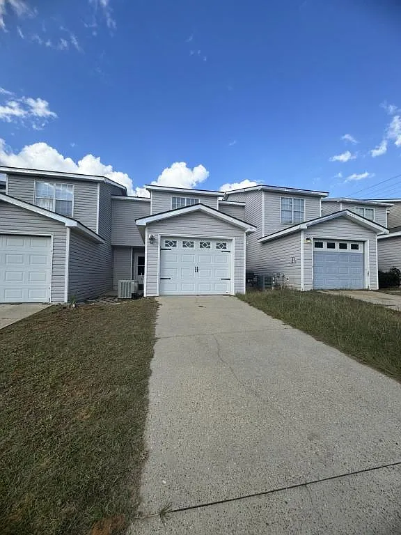 114 Palm Dr — Photo 2