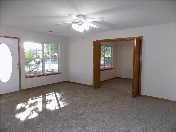 3rd image of 904 SW Hereford Dr