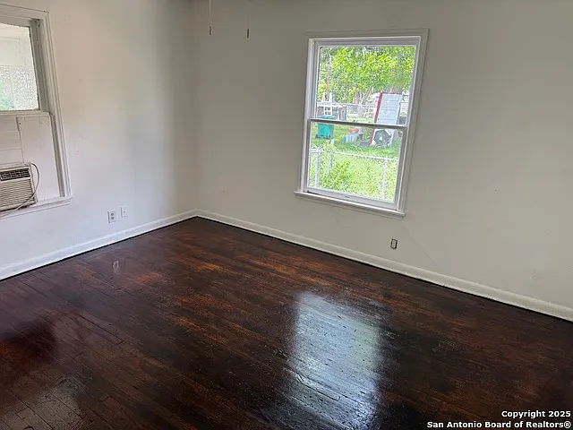 1940 Schley Ave — Photo 10