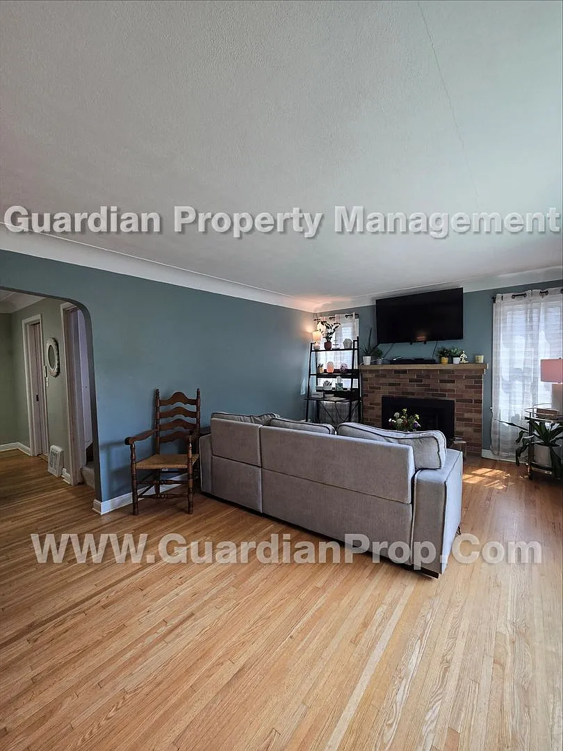 St Louis Park Single Family Home, 2 Car Garage, Fenced Yard, Hardwood floors, available 10/1 — Photo 3
