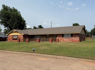 203 Elmhurst Dr, Chickasha, OK 73018