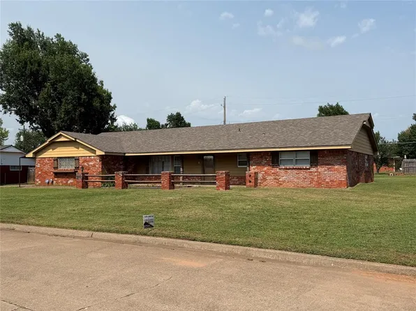 203 Elmhurst Dr, Chickasha, OK 73018