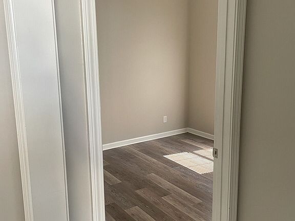 4th image of 140 Avenue Ct