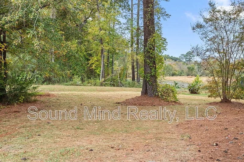 3 bed, 1.0 bath, 1040 sqft, $1,595 — Photo 2