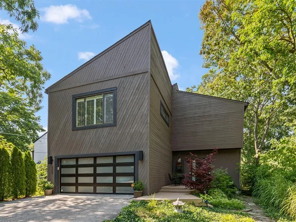 355 Oakland Dr, Highland Park, IL 60035