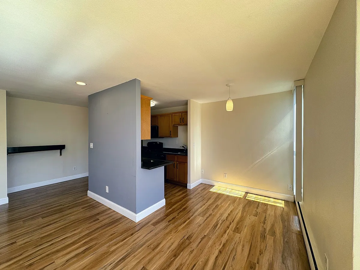 Building Photo - 405 6th Ave SE #306