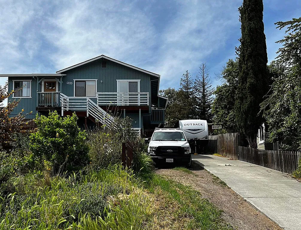 2573 Leslie Ave photo 1