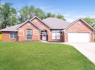 504 Julies Trail Cir, Edmond, OK 73012