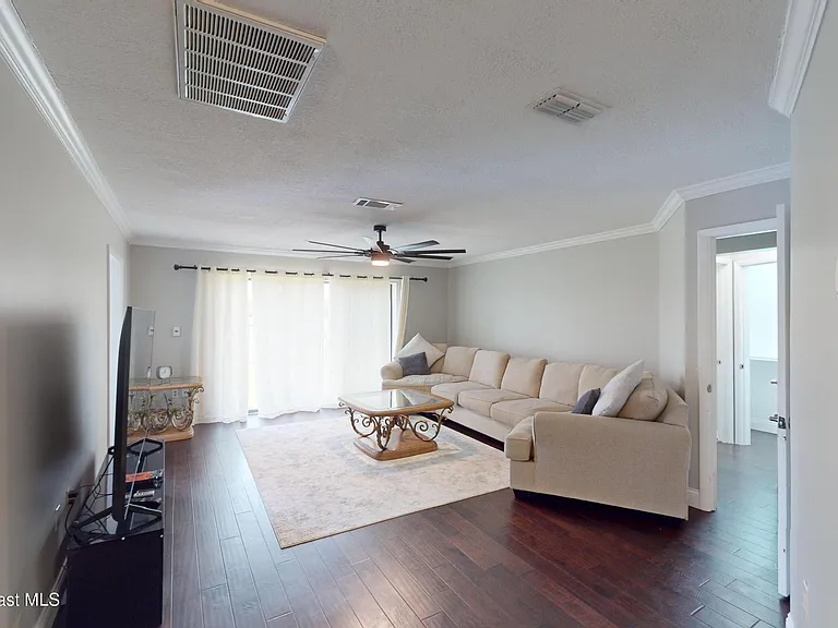 216 Country Club Dr — Photo 4